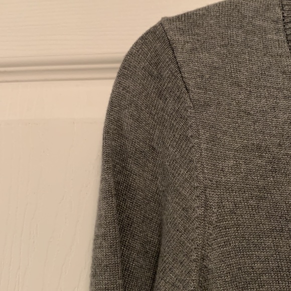 🌷WHBM Popover Gray Sweater with Shirt Tail Look Croc Print XS - Picture 3 of 12